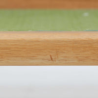 Hans J. Wegnerがデザインし、Getamaより製作されたGE236トリプルソファです。オーク材のフレームと直線を基調とした端正なフォルムが美しく、背面に配された横桟の意匠は後ろ姿まで印象的に演出します。ゆったりとした3人掛けの座面とクッションは快適な座り心地を実現し、リビングの主役として存在感を放ちます。ウェグナーらしい機能美と職人技が息づく設計に加え、経年により深みを増した木肌の風合いが北欧ビンテージならではの魅力を引き立てる希少な一台です。
