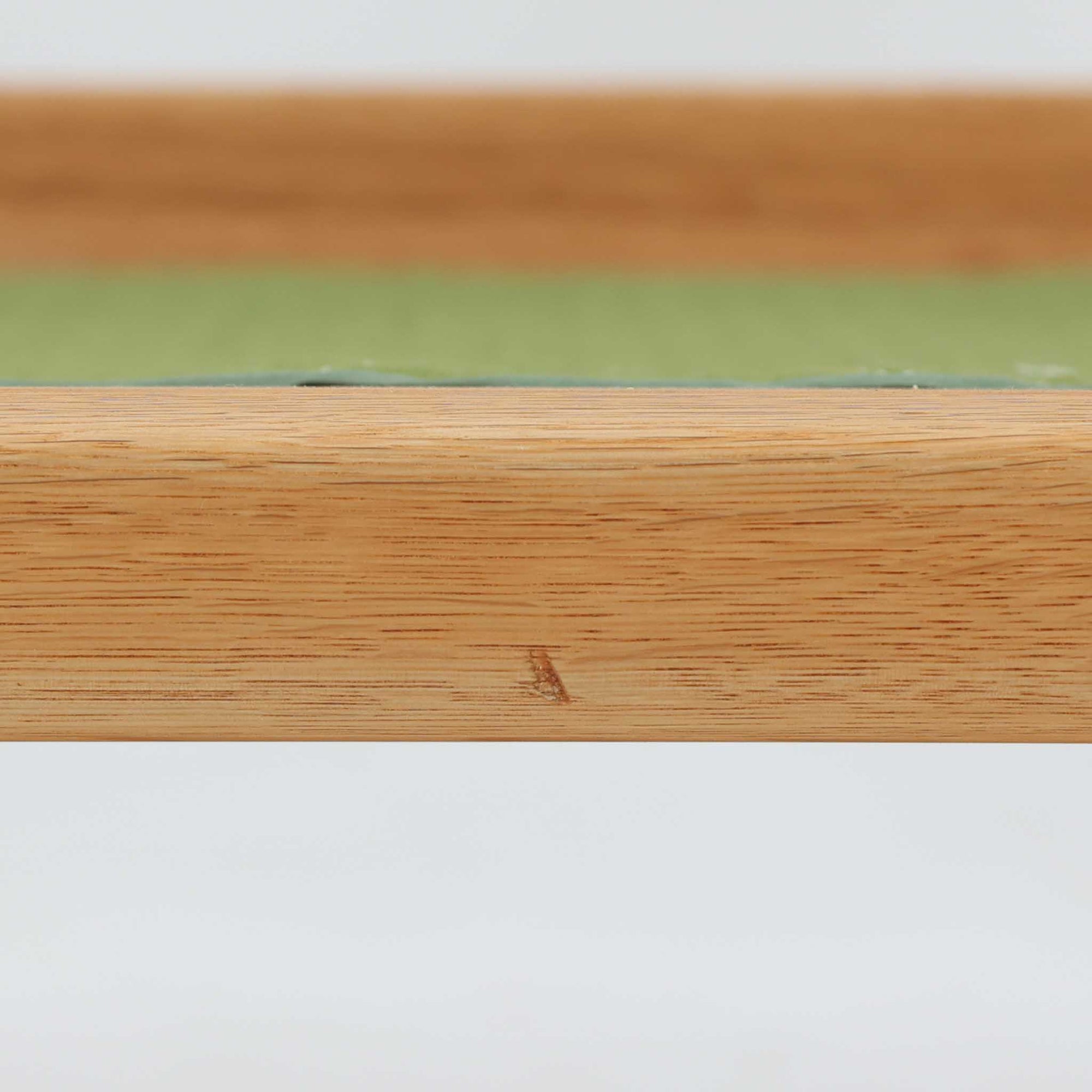 Hans J. Wegnerがデザインし、Getamaより製作されたGE236トリプルソファです。オーク材のフレームと直線を基調とした端正なフォルムが美しく、背面に配された横桟の意匠は後ろ姿まで印象的に演出します。ゆったりとした3人掛けの座面とクッションは快適な座り心地を実現し、リビングの主役として存在感を放ちます。ウェグナーらしい機能美と職人技が息づく設計に加え、経年により深みを増した木肌の風合いが北欧ビンテージならではの魅力を引き立てる希少な一台です。