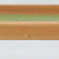 Hans J. Wegnerがデザインし、Getamaより製作されたGE236トリプルソファです。オーク材のフレームと直線を基調とした端正なフォルムが美しく、背面に配された横桟の意匠は後ろ姿まで印象的に演出します。ゆったりとした3人掛けの座面とクッションは快適な座り心地を実現し、リビングの主役として存在感を放ちます。ウェグナーらしい機能美と職人技が息づく設計に加え、経年により深みを増した木肌の風合いが北欧ビンテージならではの魅力を引き立てる希少な一台です。