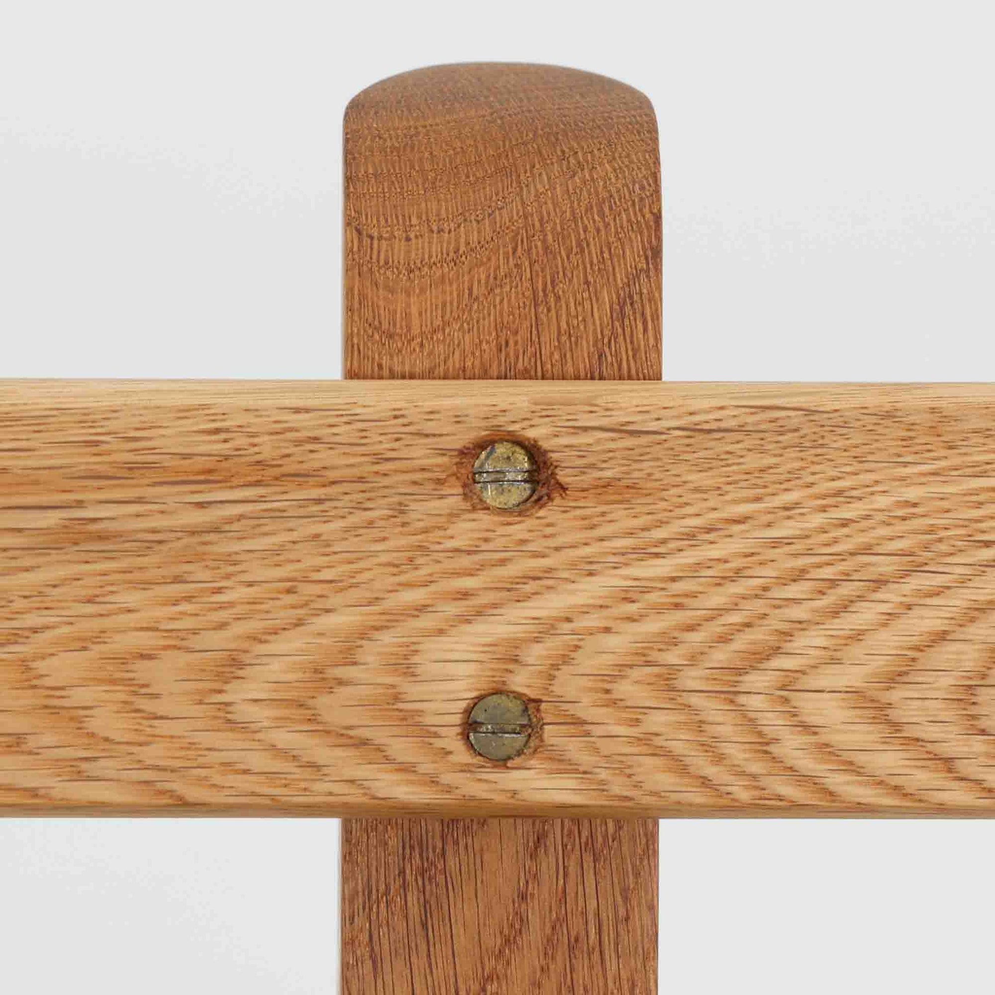 Hans J. Wegnerがデザインし、Getamaより製作されたGE236トリプルソファです。オーク材のフレームと直線を基調とした端正なフォルムが美しく、背面に配された横桟の意匠は後ろ姿まで印象的に演出します。ゆったりとした3人掛けの座面とクッションは快適な座り心地を実現し、リビングの主役として存在感を放ちます。ウェグナーらしい機能美と職人技が息づく設計に加え、経年により深みを増した木肌の風合いが北欧ビンテージならではの魅力を引き立てる希少な一台です。