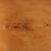 CH30は、ハンス・J・ウェグナーがデザインし、Carl Hansen & Son社によって製造された名作ダイニングチェア。チーク材とオーク材を組み合わせた美しいコントラストが特徴で、木の温もりと洗練されたフォルムが魅力です。特に背もたれと後ろ脚の繋ぎ目は、そのデザインの特徴となっており、独自性とクラフトマンシップの見本と言えるでしょう。背もたれにチーク材が使用された希少なモデルです。人気のため現在復刻されましたが、チーク材とオーク材の組み合わせはビンテージ品でのみ入手可能です。