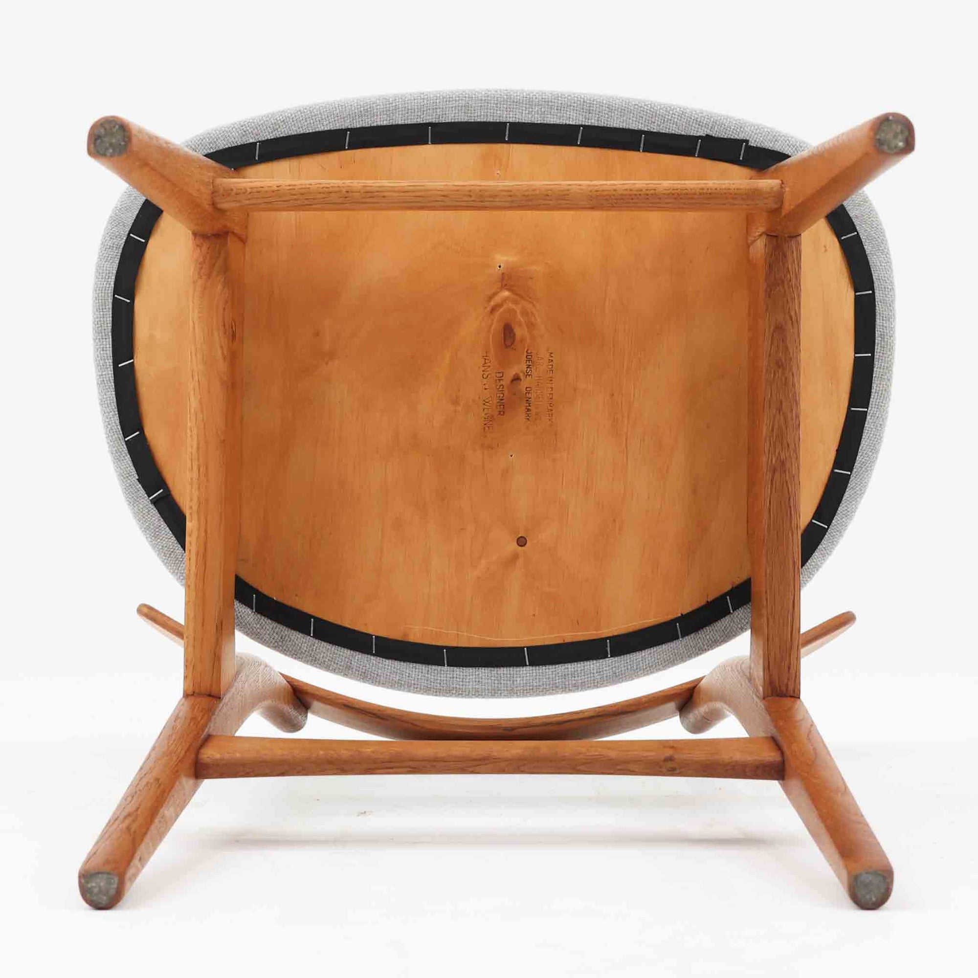 CH30は、ハンス・J・ウェグナーがデザインし、Carl Hansen &amp; Son社によって製造された名作ダイニングチェア。チーク材とオーク材を組み合わせた美しいコントラストが特徴で、木の温もりと洗練されたフォルムが魅力です。特に背もたれと後ろ脚の繋ぎ目は、そのデザインの特徴となっており、独自性とクラフトマンシップの見本と言えるでしょう。背もたれにチーク材が使用された希少なモデルです。人気のため現在復刻されましたが、チーク材とオーク材の組み合わせはビンテージ品でのみ入手可能です。