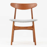 CH30は、ハンス・J・ウェグナーがデザインし、Carl Hansen & Son社によって製造された名作ダイニングチェア。チーク材とオーク材を組み合わせた美しいコントラストが特徴で、木の温もりと洗練されたフォルムが魅力です。特に背もたれと後ろ脚の繋ぎ目は、そのデザインの特徴となっており、独自性とクラフトマンシップの見本と言えるでしょう。背もたれにチーク材が使用された希少なモデルです。人気のため現在復刻されましたが、チーク材とオーク材の組み合わせはビンテージ品でのみ入手可能です。