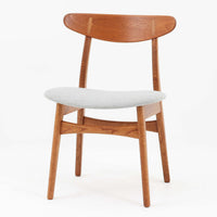 CH30は、ハンス・J・ウェグナーがデザインし、Carl Hansen & Son社によって製造された名作ダイニングチェア。チーク材とオーク材を組み合わせた美しいコントラストが特徴で、木の温もりと洗練されたフォルムが魅力です。特に背もたれと後ろ脚の繋ぎ目は、そのデザインの特徴となっており、独自性とクラフトマンシップの見本と言えるでしょう。背もたれにチーク材が使用された希少なモデルです。人気のため現在復刻されましたが、チーク材とオーク材の組み合わせはビンテージ品でのみ入手可能です。