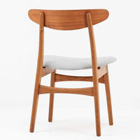 CH30は、ハンス・J・ウェグナーがデザインし、Carl Hansen & Son社によって製造された名作ダイニングチェア。チーク材とオーク材を組み合わせた美しいコントラストが特徴で、木の温もりと洗練されたフォルムが魅力です。特に背もたれと後ろ脚の繋ぎ目は、そのデザインの特徴となっており、独自性とクラフトマンシップの見本と言えるでしょう。背もたれにチーク材が使用された希少なモデルです。人気のため現在復刻されましたが、チーク材とオーク材の組み合わせはビンテージ品でのみ入手可能です。