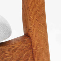 CH30は、ハンス・J・ウェグナーがデザインし、Carl Hansen & Son社によって製造された名作ダイニングチェア。チーク材とオーク材を組み合わせた美しいコントラストが特徴で、木の温もりと洗練されたフォルムが魅力です。特に背もたれと後ろ脚の繋ぎ目は、そのデザインの特徴となっており、独自性とクラフトマンシップの見本と言えるでしょう。背もたれにチーク材が使用された希少なモデルです。人気のため現在復刻されましたが、チーク材とオーク材の組み合わせはビンテージ品でのみ入手可能です。