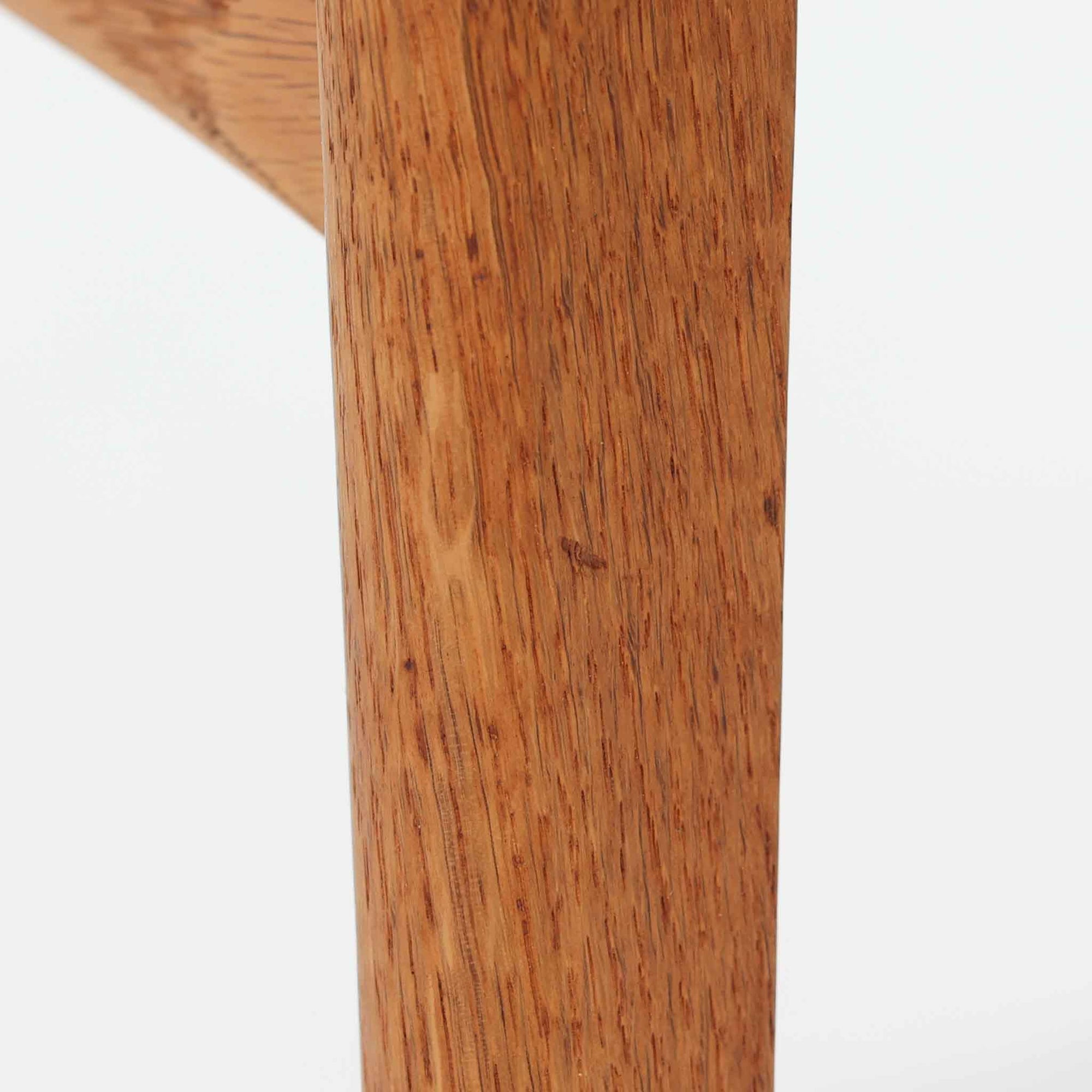 CH30は、ハンス・J・ウェグナーがデザインし、Carl Hansen &amp; Son社によって製造された名作ダイニングチェア。チーク材とオーク材を組み合わせた美しいコントラストが特徴で、木の温もりと洗練されたフォルムが魅力です。特に背もたれと後ろ脚の繋ぎ目は、そのデザインの特徴となっており、独自性とクラフトマンシップの見本と言えるでしょう。背もたれにチーク材が使用された希少なモデルです。人気のため現在復刻されましたが、チーク材とオーク材の組み合わせはビンテージ品でのみ入手可能です。