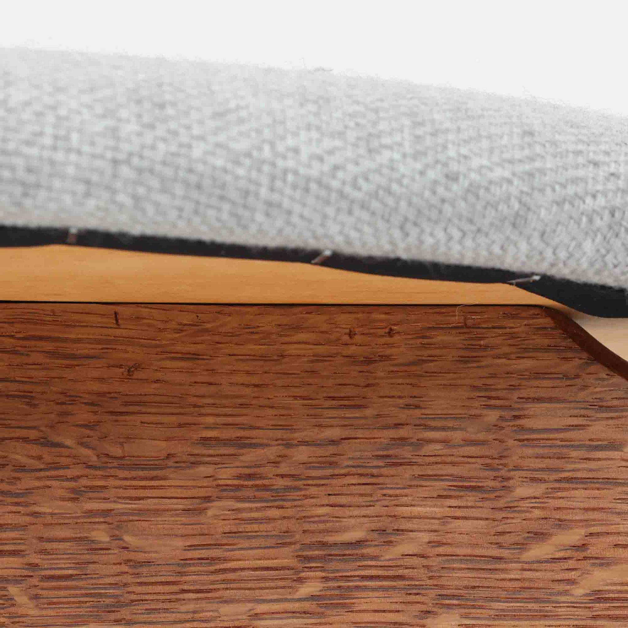 CH30は、ハンス・J・ウェグナーがデザインし、Carl Hansen &amp; Son社によって製造された名作ダイニングチェア。チーク材とオーク材を組み合わせた美しいコントラストが特徴で、木の温もりと洗練されたフォルムが魅力です。特に背もたれと後ろ脚の繋ぎ目は、そのデザインの特徴となっており、独自性とクラフトマンシップの見本と言えるでしょう。背もたれにチーク材が使用された希少なモデルです。人気のため現在復刻されましたが、チーク材とオーク材の組み合わせはビンテージ品でのみ入手可能です。