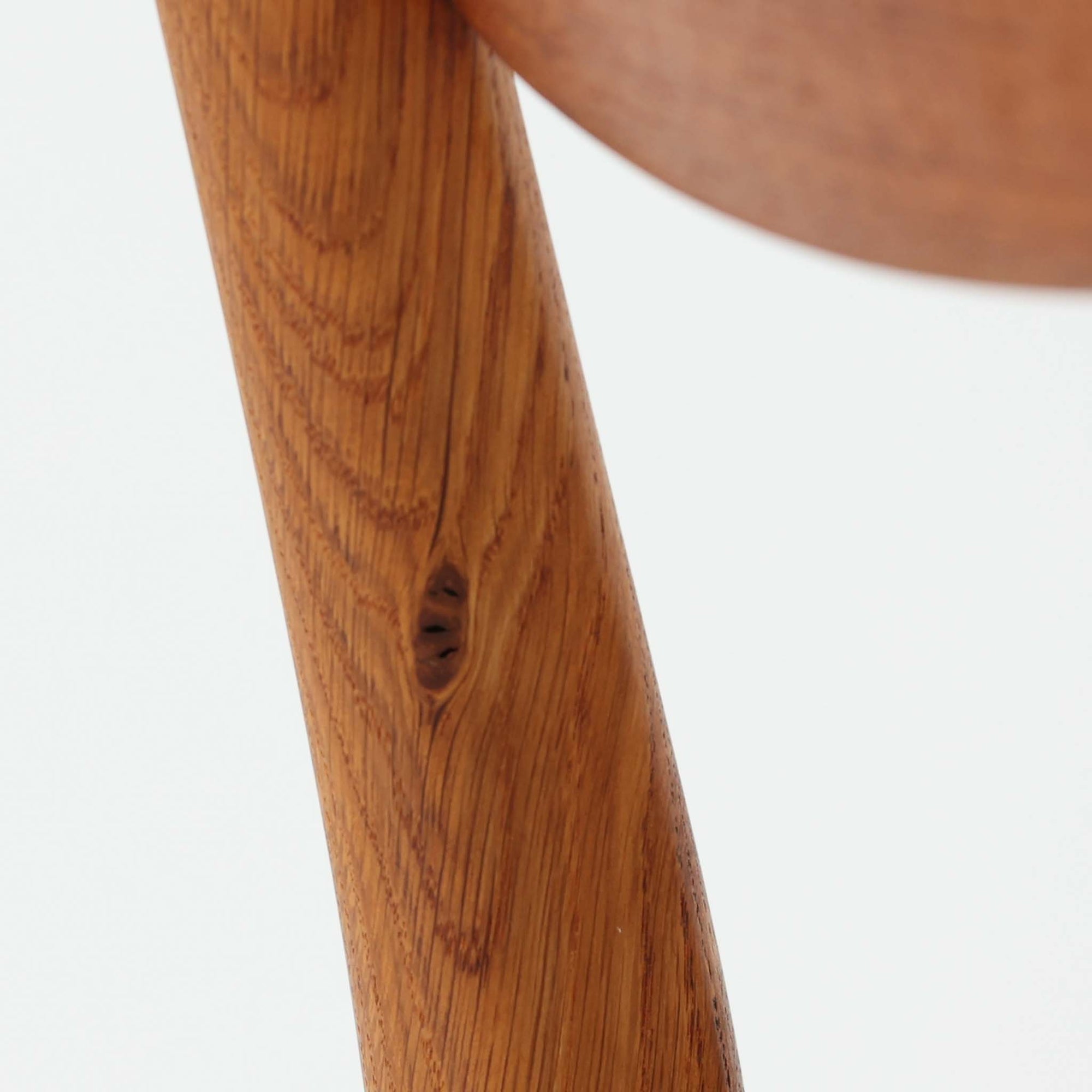 CH30は、ハンス・J・ウェグナーがデザインし、Carl Hansen &amp; Son社によって製造された名作ダイニングチェア。チーク材とオーク材を組み合わせた美しいコントラストが特徴で、木の温もりと洗練されたフォルムが魅力です。特に背もたれと後ろ脚の繋ぎ目は、そのデザインの特徴となっており、独自性とクラフトマンシップの見本と言えるでしょう。背もたれにチーク材が使用された希少なモデルです。人気のため現在復刻されましたが、チーク材とオーク材の組み合わせはビンテージ品でのみ入手可能です。