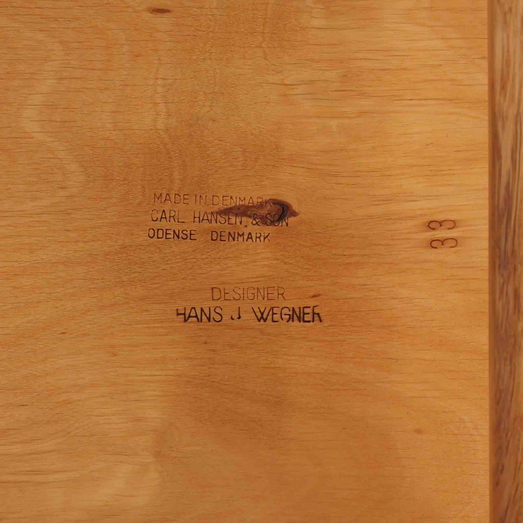 CH30は、ハンス・J・ウェグナーがデザインし、Carl Hansen &amp; Son社によって製造された名作ダイニングチェア。チーク材とオーク材を組み合わせた美しいコントラストが特徴で、木の温もりと洗練されたフォルムが魅力です。特に背もたれと後ろ脚の繋ぎ目は、そのデザインの特徴となっており、独自性とクラフトマンシップの見本と言えるでしょう。背もたれにチーク材が使用された希少なモデルです。人気のため現在復刻されましたが、チーク材とオーク材の組み合わせはビンテージ品でのみ入手可能です。