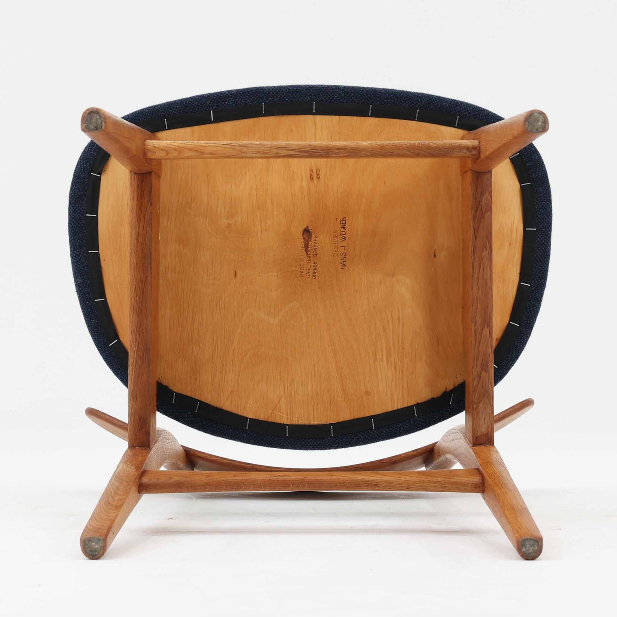 CH30は、ハンス・J・ウェグナーがデザインし、Carl Hansen &amp; Son社によって製造された名作ダイニングチェア。チーク材とオーク材を組み合わせた美しいコントラストが特徴で、木の温もりと洗練されたフォルムが魅力です。特に背もたれと後ろ脚の繋ぎ目は、そのデザインの特徴となっており、独自性とクラフトマンシップの見本と言えるでしょう。背もたれにチーク材が使用された希少なモデルです。人気のため現在復刻されましたが、チーク材とオーク材の組み合わせはビンテージ品でのみ入手可能です。