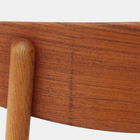 CH30は、ハンス・J・ウェグナーがデザインし、Carl Hansen & Son社によって製造された名作ダイニングチェア。チーク材とオーク材を組み合わせた美しいコントラストが特徴で、木の温もりと洗練されたフォルムが魅力です。特に背もたれと後ろ脚の繋ぎ目は、そのデザインの特徴となっており、独自性とクラフトマンシップの見本と言えるでしょう。背もたれにチーク材が使用された希少なモデルです。人気のため現在復刻されましたが、チーク材とオーク材の組み合わせはビンテージ品でのみ入手可能です。