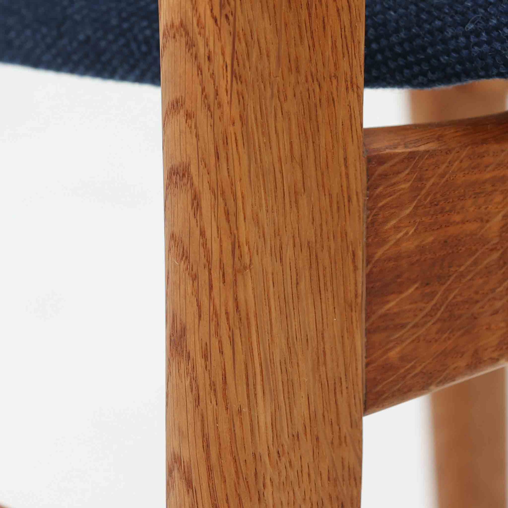 CH30は、ハンス・J・ウェグナーがデザインし、Carl Hansen &amp; Son社によって製造された名作ダイニングチェア。チーク材とオーク材を組み合わせた美しいコントラストが特徴で、木の温もりと洗練されたフォルムが魅力です。特に背もたれと後ろ脚の繋ぎ目は、そのデザインの特徴となっており、独自性とクラフトマンシップの見本と言えるでしょう。背もたれにチーク材が使用された希少なモデルです。人気のため現在復刻されましたが、チーク材とオーク材の組み合わせはビンテージ品でのみ入手可能です。