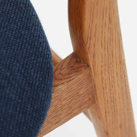 CH30は、ハンス・J・ウェグナーがデザインし、Carl Hansen & Son社によって製造された名作ダイニングチェア。チーク材とオーク材を組み合わせた美しいコントラストが特徴で、木の温もりと洗練されたフォルムが魅力です。特に背もたれと後ろ脚の繋ぎ目は、そのデザインの特徴となっており、独自性とクラフトマンシップの見本と言えるでしょう。背もたれにチーク材が使用された希少なモデルです。人気のため現在復刻されましたが、チーク材とオーク材の組み合わせはビンテージ品でのみ入手可能です。