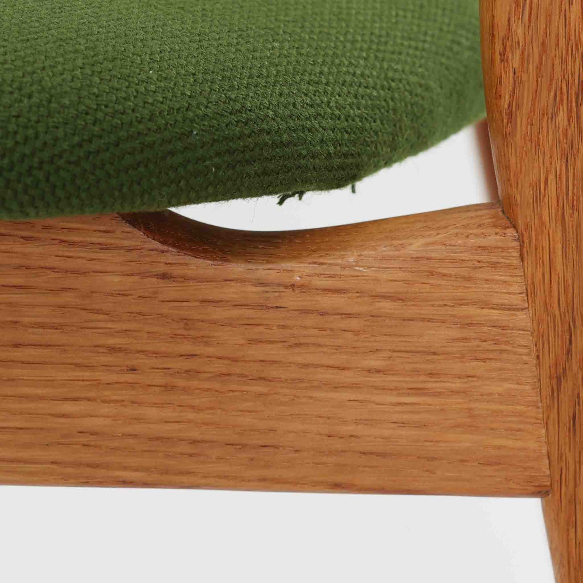 CH30は、ハンス・J・ウェグナーがデザインし、Carl Hansen &amp; Son社によって製造された名作ダイニングチェア。チーク材とオーク材を組み合わせた美しいコントラストが特徴で、木の温もりと洗練されたフォルムが魅力です。特に背もたれと後ろ脚の繋ぎ目は、そのデザインの特徴となっており、独自性とクラフトマンシップの見本と言えるでしょう。背もたれにチーク材が使用された希少なモデルです。人気のため現在復刻されましたが、チーク材とオーク材の組み合わせはビンテージ品でのみ入手可能です。
