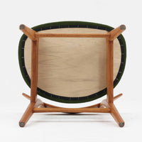 CH30は、ハンス・J・ウェグナーがデザインし、Carl Hansen & Son社によって製造された名作ダイニングチェア。チーク材とオーク材を組み合わせた美しいコントラストが特徴で、木の温もりと洗練されたフォルムが魅力です。特に背もたれと後ろ脚の繋ぎ目は、そのデザインの特徴となっており、独自性とクラフトマンシップの見本と言えるでしょう。背もたれにチーク材が使用された希少なモデルです。人気のため現在復刻されましたが、チーク材とオーク材の組み合わせはビンテージ品でのみ入手可能です。