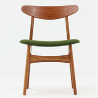 CH30は、ハンス・J・ウェグナーがデザインし、Carl Hansen & Son社によって製造された名作ダイニングチェア。チーク材とオーク材を組み合わせた美しいコントラストが特徴で、木の温もりと洗練されたフォルムが魅力です。特に背もたれと後ろ脚の繋ぎ目は、そのデザインの特徴となっており、独自性とクラフトマンシップの見本と言えるでしょう。背もたれにチーク材が使用された希少なモデルです。人気のため現在復刻されましたが、チーク材とオーク材の組み合わせはビンテージ品でのみ入手可能です。