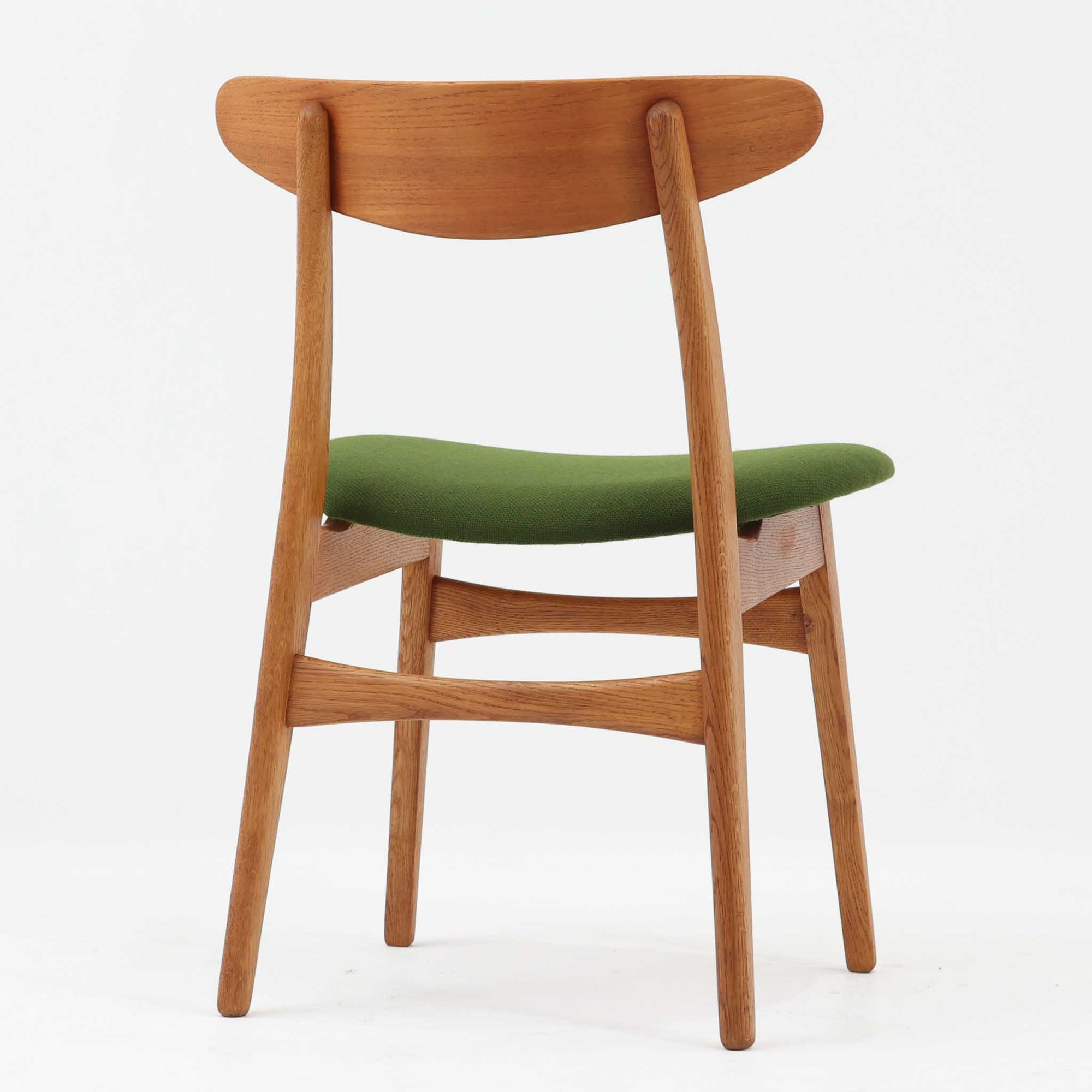 CH30は、ハンス・J・ウェグナーがデザインし、Carl Hansen &amp; Son社によって製造された名作ダイニングチェア。チーク材とオーク材を組み合わせた美しいコントラストが特徴で、木の温もりと洗練されたフォルムが魅力です。特に背もたれと後ろ脚の繋ぎ目は、そのデザインの特徴となっており、独自性とクラフトマンシップの見本と言えるでしょう。背もたれにチーク材が使用された希少なモデルです。人気のため現在復刻されましたが、チーク材とオーク材の組み合わせはビンテージ品でのみ入手可能です。