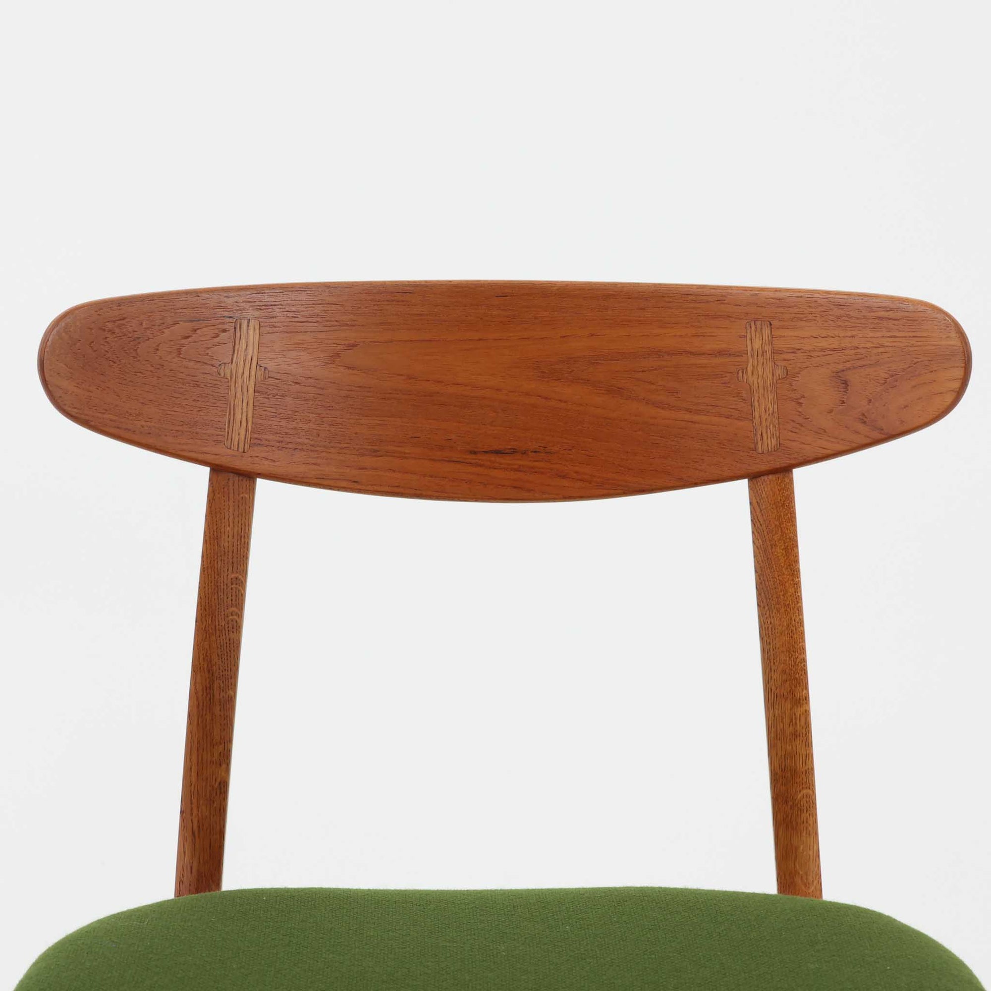 CH30は、ハンス・J・ウェグナーがデザインし、Carl Hansen &amp; Son社によって製造された名作ダイニングチェア。チーク材とオーク材を組み合わせた美しいコントラストが特徴で、木の温もりと洗練されたフォルムが魅力です。特に背もたれと後ろ脚の繋ぎ目は、そのデザインの特徴となっており、独自性とクラフトマンシップの見本と言えるでしょう。背もたれにチーク材が使用された希少なモデルです。人気のため現在復刻されましたが、チーク材とオーク材の組み合わせはビンテージ品でのみ入手可能です。