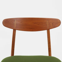 CH30は、ハンス・J・ウェグナーがデザインし、Carl Hansen & Son社によって製造された名作ダイニングチェア。チーク材とオーク材を組み合わせた美しいコントラストが特徴で、木の温もりと洗練されたフォルムが魅力です。特に背もたれと後ろ脚の繋ぎ目は、そのデザインの特徴となっており、独自性とクラフトマンシップの見本と言えるでしょう。背もたれにチーク材が使用された希少なモデルです。人気のため現在復刻されましたが、チーク材とオーク材の組み合わせはビンテージ品でのみ入手可能です。