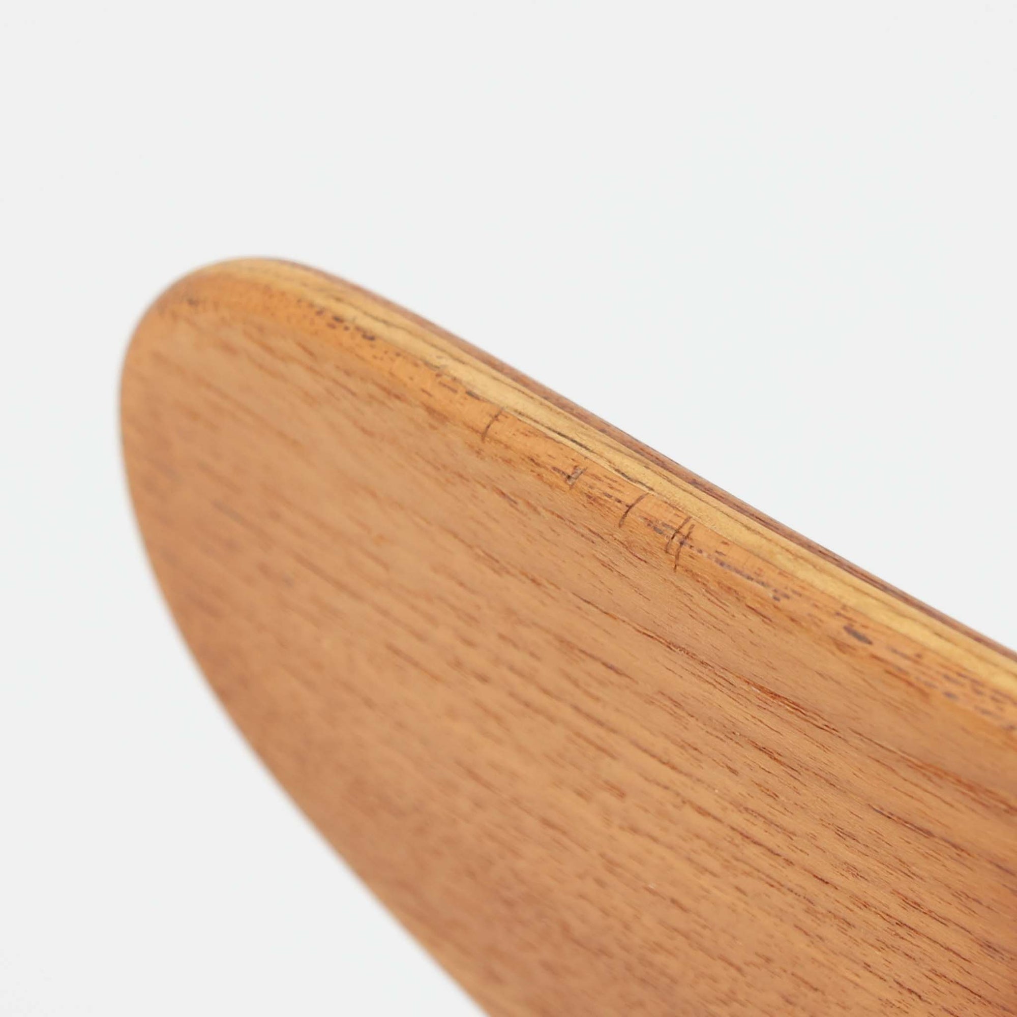 CH30は、ハンス・J・ウェグナーがデザインし、Carl Hansen &amp; Son社によって製造された名作ダイニングチェア。チーク材とオーク材を組み合わせた美しいコントラストが特徴で、木の温もりと洗練されたフォルムが魅力です。特に背もたれと後ろ脚の繋ぎ目は、そのデザインの特徴となっており、独自性とクラフトマンシップの見本と言えるでしょう。背もたれにチーク材が使用された希少なモデルです。人気のため現在復刻されましたが、チーク材とオーク材の組み合わせはビンテージ品でのみ入手可能です。