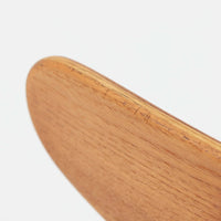 CH30は、ハンス・J・ウェグナーがデザインし、Carl Hansen & Son社によって製造された名作ダイニングチェア。チーク材とオーク材を組み合わせた美しいコントラストが特徴で、木の温もりと洗練されたフォルムが魅力です。特に背もたれと後ろ脚の繋ぎ目は、そのデザインの特徴となっており、独自性とクラフトマンシップの見本と言えるでしょう。背もたれにチーク材が使用された希少なモデルです。人気のため現在復刻されましたが、チーク材とオーク材の組み合わせはビンテージ品でのみ入手可能です。