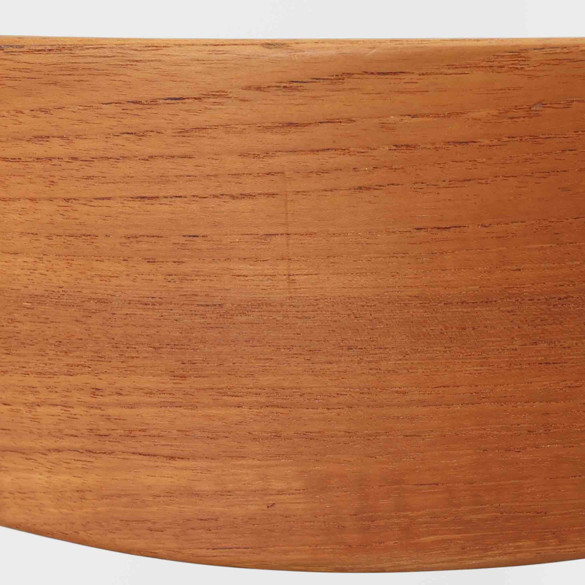 CH30は、ハンス・J・ウェグナーがデザインし、Carl Hansen &amp; Son社によって製造された名作ダイニングチェア。チーク材とオーク材を組み合わせた美しいコントラストが特徴で、木の温もりと洗練されたフォルムが魅力です。特に背もたれと後ろ脚の繋ぎ目は、そのデザインの特徴となっており、独自性とクラフトマンシップの見本と言えるでしょう。背もたれにチーク材が使用された希少なモデルです。人気のため現在復刻されましたが、チーク材とオーク材の組み合わせはビンテージ品でのみ入手可能です。