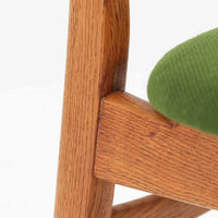 CH30は、ハンス・J・ウェグナーがデザインし、Carl Hansen & Son社によって製造された名作ダイニングチェア。チーク材とオーク材を組み合わせた美しいコントラストが特徴で、木の温もりと洗練されたフォルムが魅力です。特に背もたれと後ろ脚の繋ぎ目は、そのデザインの特徴となっており、独自性とクラフトマンシップの見本と言えるでしょう。背もたれにチーク材が使用された希少なモデルです。人気のため現在復刻されましたが、チーク材とオーク材の組み合わせはビンテージ品でのみ入手可能です。