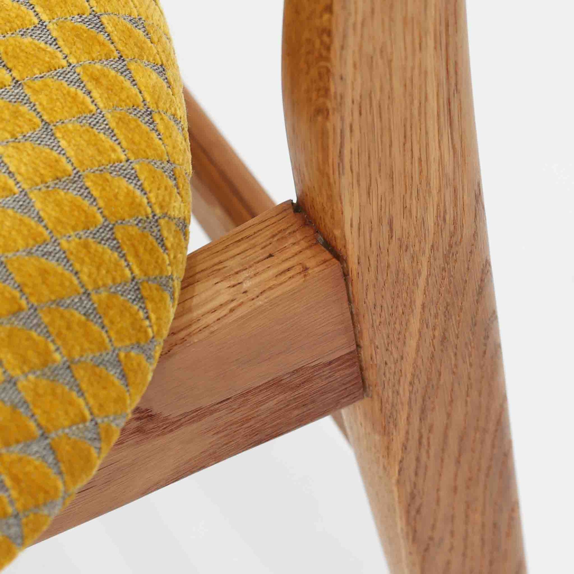 CH30は、ハンス・J・ウェグナーがデザインし、Carl Hansen &amp; Son社によって製造された名作ダイニングチェア。チーク材とオーク材を組み合わせた美しいコントラストが特徴で、木の温もりと洗練されたフォルムが魅力です。特に背もたれと後ろ脚の繋ぎ目は、そのデザインの特徴となっており、独自性とクラフトマンシップの見本と言えるでしょう。背もたれにチーク材が使用された希少なモデルです。人気のため現在復刻されましたが、チーク材とオーク材の組み合わせはビンテージ品でのみ入手可能です。