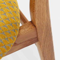 CH30は、ハンス・J・ウェグナーがデザインし、Carl Hansen & Son社によって製造された名作ダイニングチェア。チーク材とオーク材を組み合わせた美しいコントラストが特徴で、木の温もりと洗練されたフォルムが魅力です。特に背もたれと後ろ脚の繋ぎ目は、そのデザインの特徴となっており、独自性とクラフトマンシップの見本と言えるでしょう。背もたれにチーク材が使用された希少なモデルです。人気のため現在復刻されましたが、チーク材とオーク材の組み合わせはビンテージ品でのみ入手可能です。