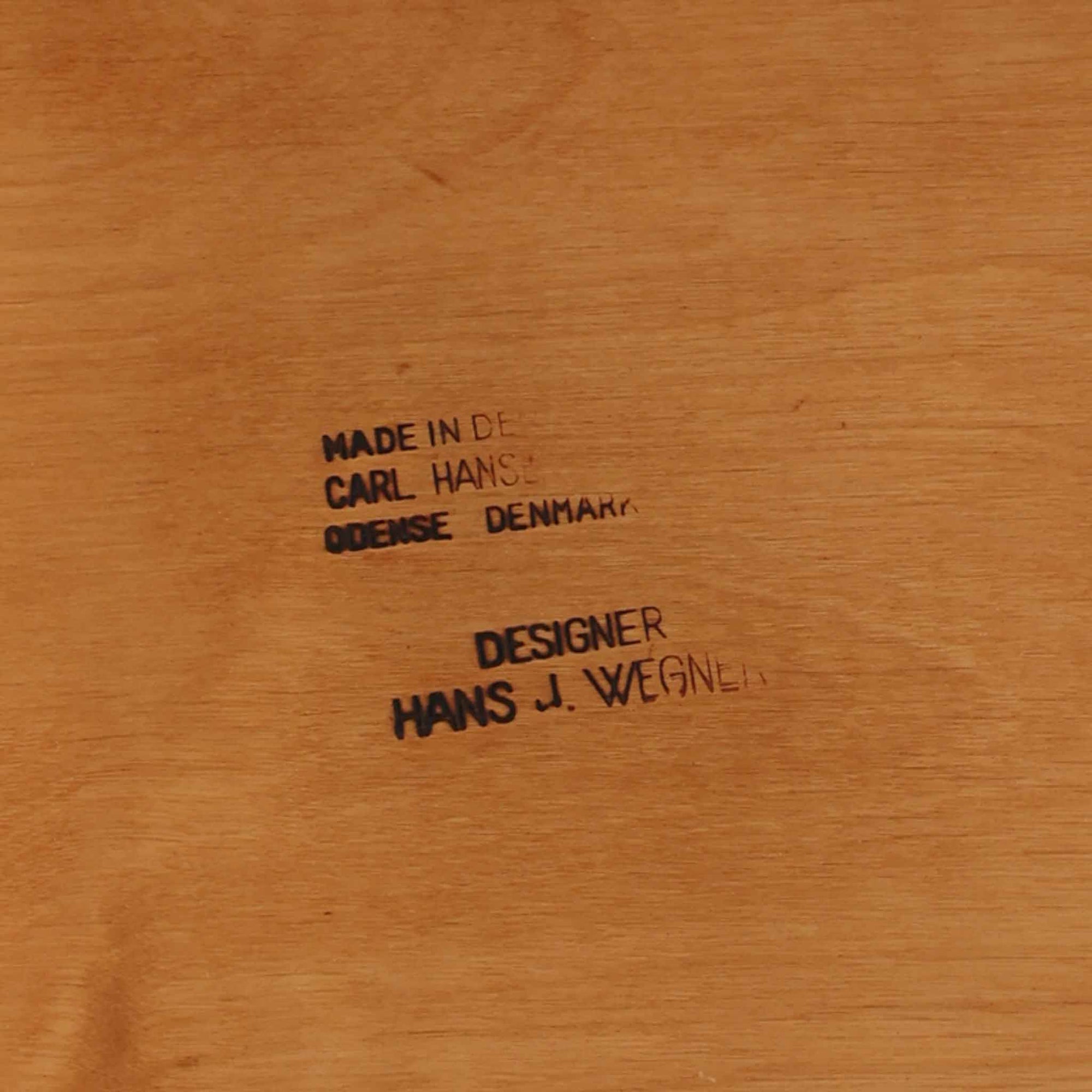 CH30は、ハンス・J・ウェグナーがデザインし、Carl Hansen &amp; Son社によって製造された名作ダイニングチェア。チーク材とオーク材を組み合わせた美しいコントラストが特徴で、木の温もりと洗練されたフォルムが魅力です。特に背もたれと後ろ脚の繋ぎ目は、そのデザインの特徴となっており、独自性とクラフトマンシップの見本と言えるでしょう。背もたれにチーク材が使用された希少なモデルです。人気のため現在復刻されましたが、チーク材とオーク材の組み合わせはビンテージ品でのみ入手可能です。