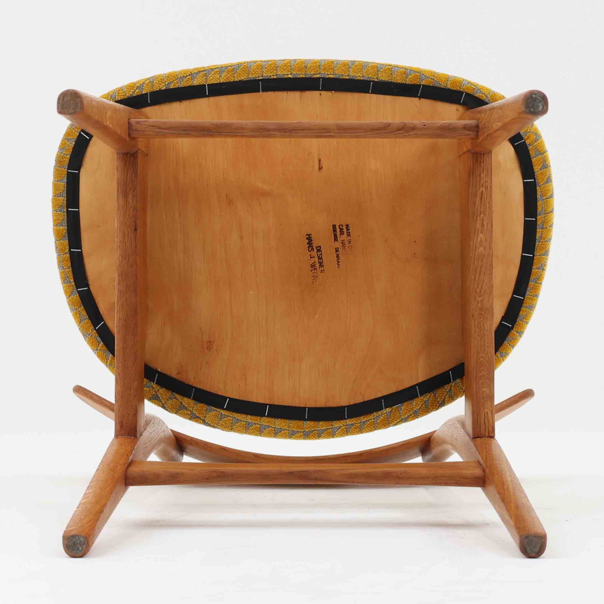 CH30は、ハンス・J・ウェグナーがデザインし、Carl Hansen &amp; Son社によって製造された名作ダイニングチェア。チーク材とオーク材を組み合わせた美しいコントラストが特徴で、木の温もりと洗練されたフォルムが魅力です。特に背もたれと後ろ脚の繋ぎ目は、そのデザインの特徴となっており、独自性とクラフトマンシップの見本と言えるでしょう。背もたれにチーク材が使用された希少なモデルです。人気のため現在復刻されましたが、チーク材とオーク材の組み合わせはビンテージ品でのみ入手可能です。