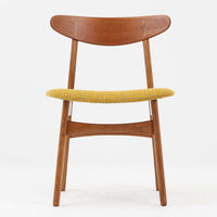 CH30は、ハンス・J・ウェグナーがデザインし、Carl Hansen & Son社によって製造された名作ダイニングチェア。チーク材とオーク材を組み合わせた美しいコントラストが特徴で、木の温もりと洗練されたフォルムが魅力です。特に背もたれと後ろ脚の繋ぎ目は、そのデザインの特徴となっており、独自性とクラフトマンシップの見本と言えるでしょう。背もたれにチーク材が使用された希少なモデルです。人気のため現在復刻されましたが、チーク材とオーク材の組み合わせはビンテージ品でのみ入手可能です。