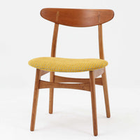 CH30は、ハンス・J・ウェグナーがデザインし、Carl Hansen & Son社によって製造された名作ダイニングチェア。チーク材とオーク材を組み合わせた美しいコントラストが特徴で、木の温もりと洗練されたフォルムが魅力です。特に背もたれと後ろ脚の繋ぎ目は、そのデザインの特徴となっており、独自性とクラフトマンシップの見本と言えるでしょう。背もたれにチーク材が使用された希少なモデルです。人気のため現在復刻されましたが、チーク材とオーク材の組み合わせはビンテージ品でのみ入手可能です。