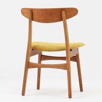 CH30は、ハンス・J・ウェグナーがデザインし、Carl Hansen & Son社によって製造された名作ダイニングチェア。チーク材とオーク材を組み合わせた美しいコントラストが特徴で、木の温もりと洗練されたフォルムが魅力です。特に背もたれと後ろ脚の繋ぎ目は、そのデザインの特徴となっており、独自性とクラフトマンシップの見本と言えるでしょう。背もたれにチーク材が使用された希少なモデルです。人気のため現在復刻されましたが、チーク材とオーク材の組み合わせはビンテージ品でのみ入手可能です。