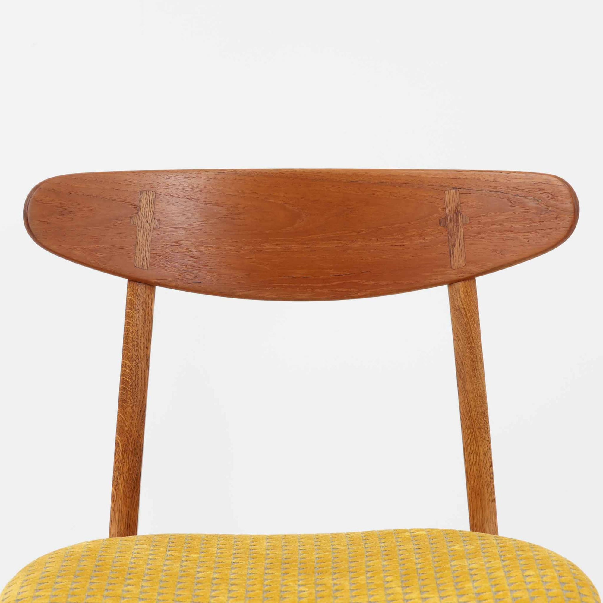 CH30は、ハンス・J・ウェグナーがデザインし、Carl Hansen &amp; Son社によって製造された名作ダイニングチェア。チーク材とオーク材を組み合わせた美しいコントラストが特徴で、木の温もりと洗練されたフォルムが魅力です。特に背もたれと後ろ脚の繋ぎ目は、そのデザインの特徴となっており、独自性とクラフトマンシップの見本と言えるでしょう。背もたれにチーク材が使用された希少なモデルです。人気のため現在復刻されましたが、チーク材とオーク材の組み合わせはビンテージ品でのみ入手可能です。