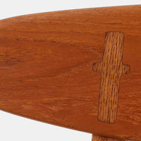 CH30は、ハンス・J・ウェグナーがデザインし、Carl Hansen & Son社によって製造された名作ダイニングチェア。チーク材とオーク材を組み合わせた美しいコントラストが特徴で、木の温もりと洗練されたフォルムが魅力です。特に背もたれと後ろ脚の繋ぎ目は、そのデザインの特徴となっており、独自性とクラフトマンシップの見本と言えるでしょう。背もたれにチーク材が使用された希少なモデルです。人気のため現在復刻されましたが、チーク材とオーク材の組み合わせはビンテージ品でのみ入手可能です。