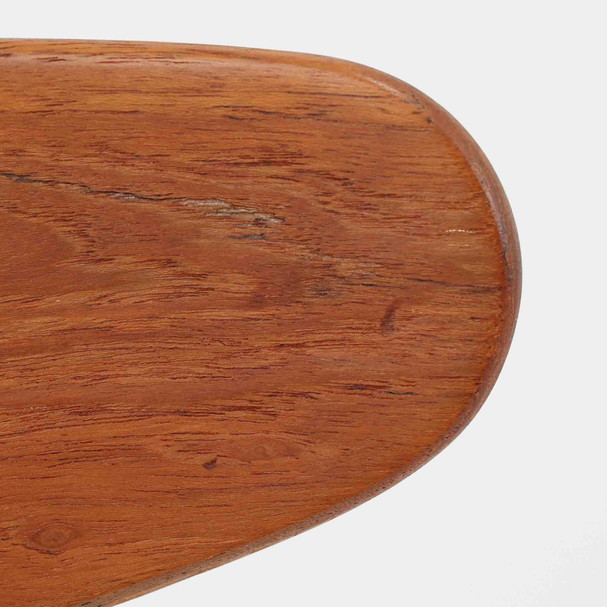 CH30は、ハンス・J・ウェグナーがデザインし、Carl Hansen &amp; Son社によって製造された名作ダイニングチェア。チーク材とオーク材を組み合わせた美しいコントラストが特徴で、木の温もりと洗練されたフォルムが魅力です。特に背もたれと後ろ脚の繋ぎ目は、そのデザインの特徴となっており、独自性とクラフトマンシップの見本と言えるでしょう。背もたれにチーク材が使用された希少なモデルです。人気のため現在復刻されましたが、チーク材とオーク材の組み合わせはビンテージ品でのみ入手可能です。