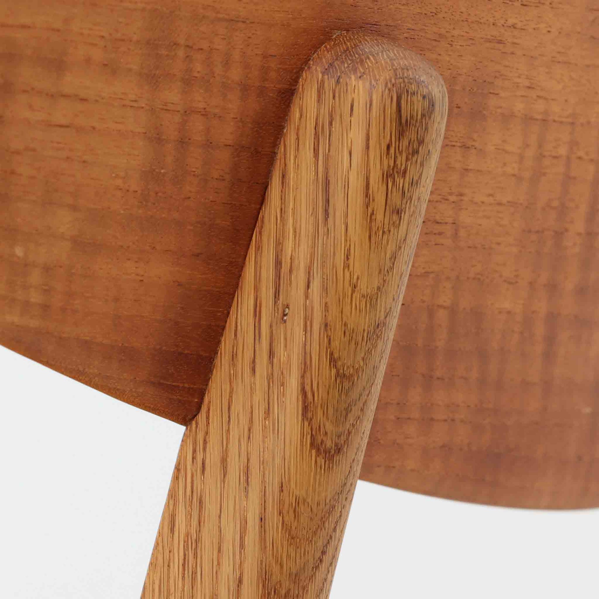 CH30は、ハンス・J・ウェグナーがデザインし、Carl Hansen &amp; Son社によって製造された名作ダイニングチェア。チーク材とオーク材を組み合わせた美しいコントラストが特徴で、木の温もりと洗練されたフォルムが魅力です。特に背もたれと後ろ脚の繋ぎ目は、そのデザインの特徴となっており、独自性とクラフトマンシップの見本と言えるでしょう。背もたれにチーク材が使用された希少なモデルです。人気のため現在復刻されましたが、チーク材とオーク材の組み合わせはビンテージ品でのみ入手可能です。