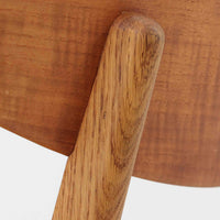 CH30は、ハンス・J・ウェグナーがデザインし、Carl Hansen & Son社によって製造された名作ダイニングチェア。チーク材とオーク材を組み合わせた美しいコントラストが特徴で、木の温もりと洗練されたフォルムが魅力です。特に背もたれと後ろ脚の繋ぎ目は、そのデザインの特徴となっており、独自性とクラフトマンシップの見本と言えるでしょう。背もたれにチーク材が使用された希少なモデルです。人気のため現在復刻されましたが、チーク材とオーク材の組み合わせはビンテージ品でのみ入手可能です。