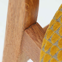 CH30は、ハンス・J・ウェグナーがデザインし、Carl Hansen & Son社によって製造された名作ダイニングチェア。チーク材とオーク材を組み合わせた美しいコントラストが特徴で、木の温もりと洗練されたフォルムが魅力です。特に背もたれと後ろ脚の繋ぎ目は、そのデザインの特徴となっており、独自性とクラフトマンシップの見本と言えるでしょう。背もたれにチーク材が使用された希少なモデルです。人気のため現在復刻されましたが、チーク材とオーク材の組み合わせはビンテージ品でのみ入手可能です。