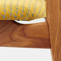 CH30は、ハンス・J・ウェグナーがデザインし、Carl Hansen & Son社によって製造された名作ダイニングチェア。チーク材とオーク材を組み合わせた美しいコントラストが特徴で、木の温もりと洗練されたフォルムが魅力です。特に背もたれと後ろ脚の繋ぎ目は、そのデザインの特徴となっており、独自性とクラフトマンシップの見本と言えるでしょう。背もたれにチーク材が使用された希少なモデルです。人気のため現在復刻されましたが、チーク材とオーク材の組み合わせはビンテージ品でのみ入手可能です。