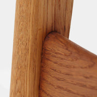 CH30は、ハンス・J・ウェグナーがデザインし、Carl Hansen & Son社によって製造された名作ダイニングチェア。チーク材とオーク材を組み合わせた美しいコントラストが特徴で、木の温もりと洗練されたフォルムが魅力です。特に背もたれと後ろ脚の繋ぎ目は、そのデザインの特徴となっており、独自性とクラフトマンシップの見本と言えるでしょう。背もたれにチーク材が使用された希少なモデルです。人気のため現在復刻されましたが、チーク材とオーク材の組み合わせはビンテージ品でのみ入手可能です。