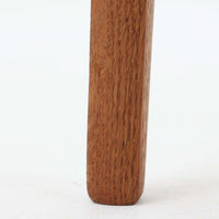 CH30は、ハンス・J・ウェグナーがデザインし、Carl Hansen & Son社によって製造された名作ダイニングチェア。チーク材とオーク材を組み合わせた美しいコントラストが特徴で、木の温もりと洗練されたフォルムが魅力です。特に背もたれと後ろ脚の繋ぎ目は、そのデザインの特徴となっており、独自性とクラフトマンシップの見本と言えるでしょう。背もたれにチーク材が使用された希少なモデルです。人気のため現在復刻されましたが、チーク材とオーク材の組み合わせはビンテージ品でのみ入手可能です。