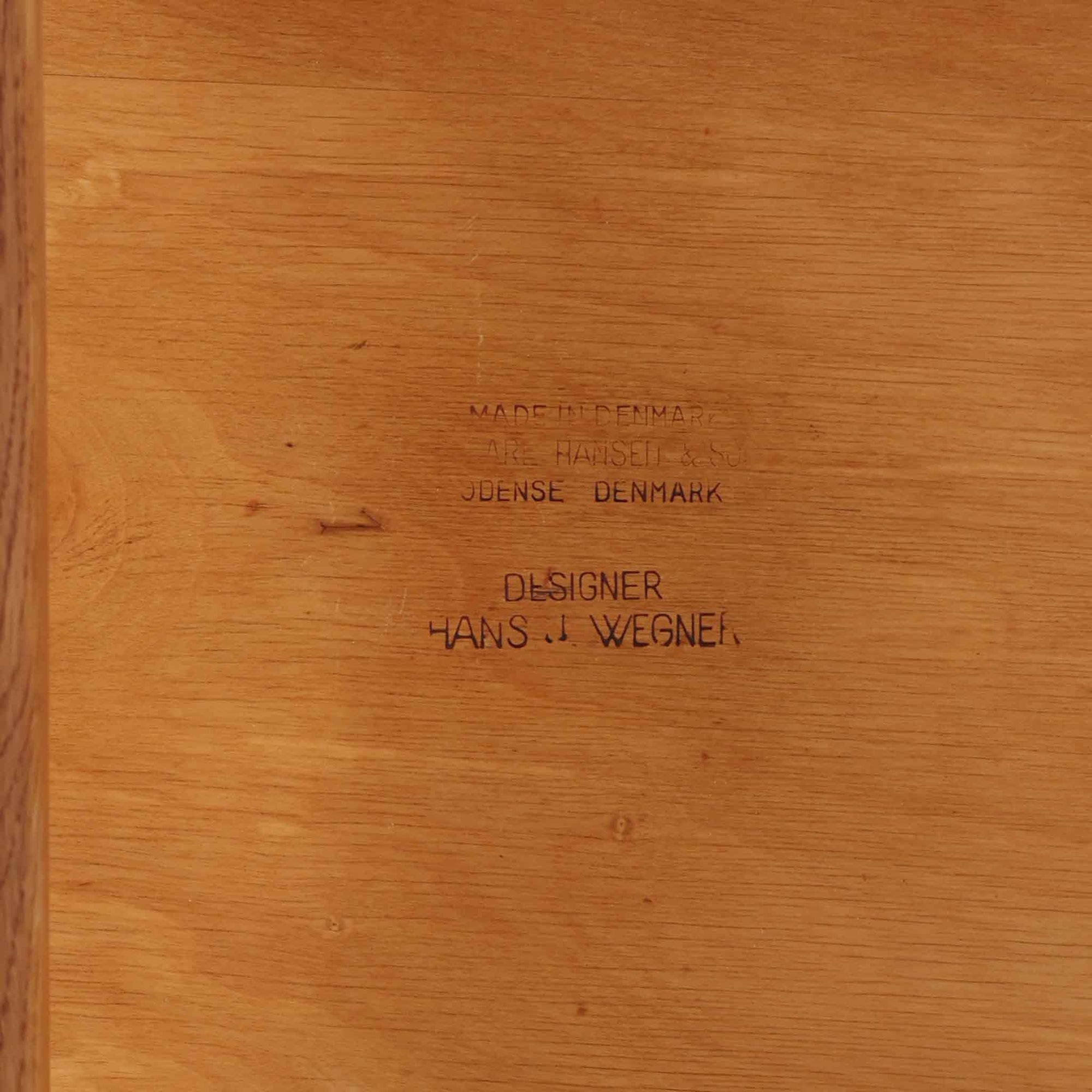 CH30は、ハンス・J・ウェグナーがデザインし、Carl Hansen &amp; Son社によって製造された名作ダイニングチェア。チーク材とオーク材を組み合わせた美しいコントラストが特徴で、木の温もりと洗練されたフォルムが魅力です。特に背もたれと後ろ脚の繋ぎ目は、そのデザインの特徴となっており、独自性とクラフトマンシップの見本と言えるでしょう。背もたれにチーク材が使用された希少なモデルです。人気のため現在復刻されましたが、チーク材とオーク材の組み合わせはビンテージ品でのみ入手可能です。