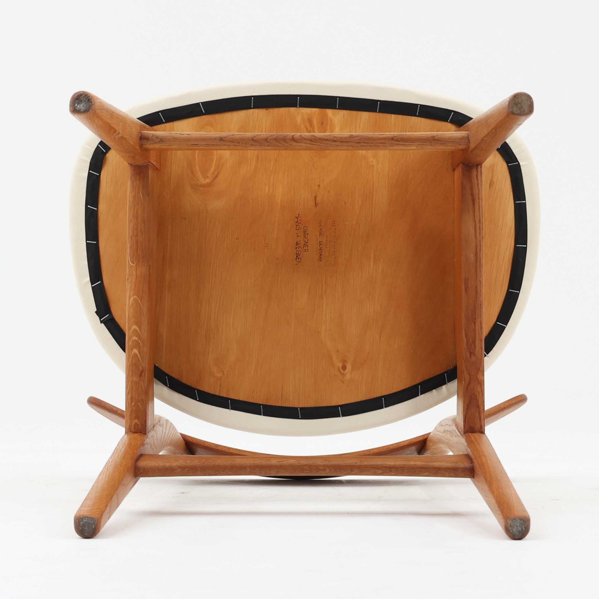 CH30は、ハンス・J・ウェグナーがデザインし、Carl Hansen &amp; Son社によって製造された名作ダイニングチェア。チーク材とオーク材を組み合わせた美しいコントラストが特徴で、木の温もりと洗練されたフォルムが魅力です。特に背もたれと後ろ脚の繋ぎ目は、そのデザインの特徴となっており、独自性とクラフトマンシップの見本と言えるでしょう。背もたれにチーク材が使用された希少なモデルです。人気のため現在復刻されましたが、チーク材とオーク材の組み合わせはビンテージ品でのみ入手可能です。