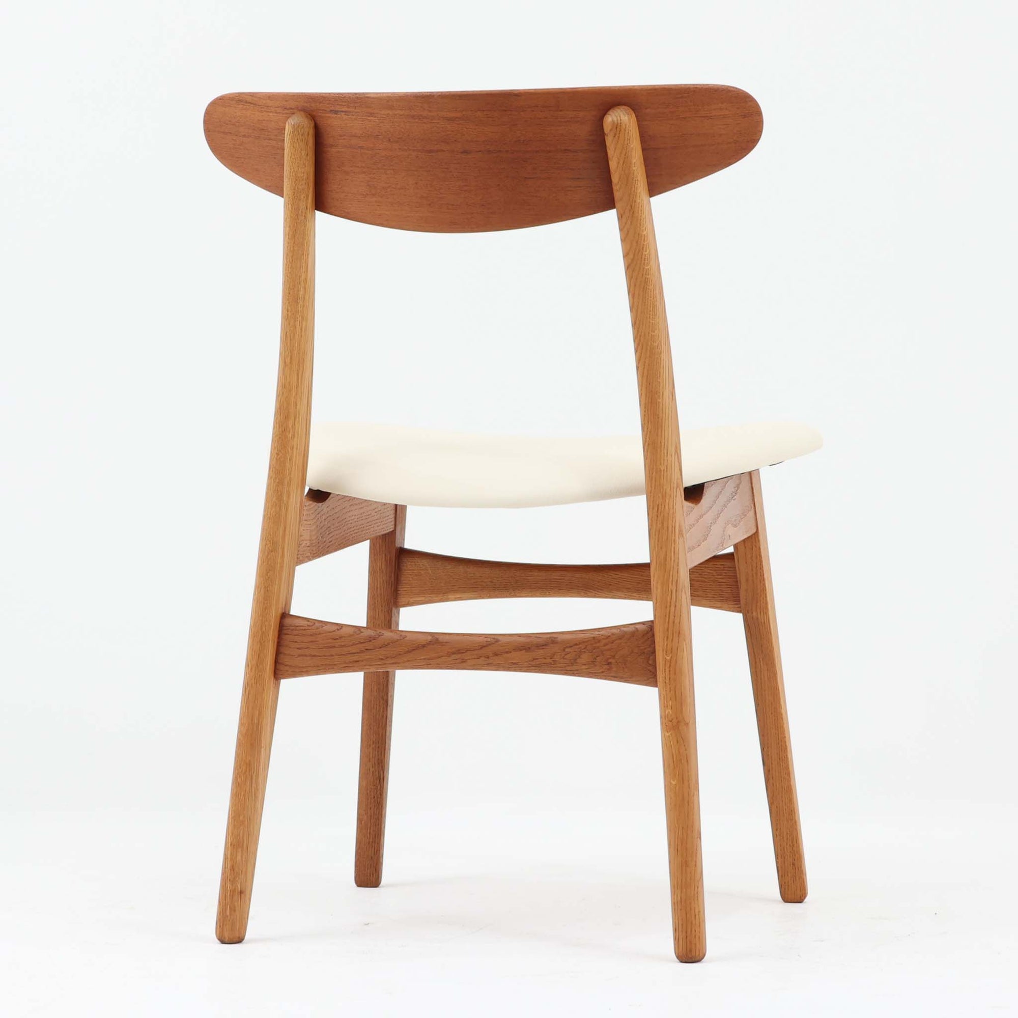 CH30は、ハンス・J・ウェグナーがデザインし、Carl Hansen &amp; Son社によって製造された名作ダイニングチェア。チーク材とオーク材を組み合わせた美しいコントラストが特徴で、木の温もりと洗練されたフォルムが魅力です。特に背もたれと後ろ脚の繋ぎ目は、そのデザインの特徴となっており、独自性とクラフトマンシップの見本と言えるでしょう。背もたれにチーク材が使用された希少なモデルです。人気のため現在復刻されましたが、チーク材とオーク材の組み合わせはビンテージ品でのみ入手可能です。