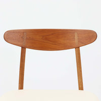 CH30は、ハンス・J・ウェグナーがデザインし、Carl Hansen & Son社によって製造された名作ダイニングチェア。チーク材とオーク材を組み合わせた美しいコントラストが特徴で、木の温もりと洗練されたフォルムが魅力です。特に背もたれと後ろ脚の繋ぎ目は、そのデザインの特徴となっており、独自性とクラフトマンシップの見本と言えるでしょう。背もたれにチーク材が使用された希少なモデルです。人気のため現在復刻されましたが、チーク材とオーク材の組み合わせはビンテージ品でのみ入手可能です。