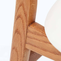 CH30は、ハンス・J・ウェグナーがデザインし、Carl Hansen & Son社によって製造された名作ダイニングチェア。チーク材とオーク材を組み合わせた美しいコントラストが特徴で、木の温もりと洗練されたフォルムが魅力です。特に背もたれと後ろ脚の繋ぎ目は、そのデザインの特徴となっており、独自性とクラフトマンシップの見本と言えるでしょう。背もたれにチーク材が使用された希少なモデルです。人気のため現在復刻されましたが、チーク材とオーク材の組み合わせはビンテージ品でのみ入手可能です。