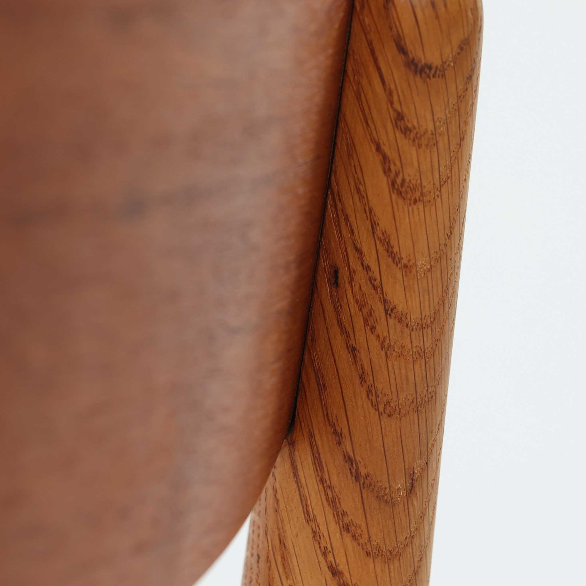 CH30は、ハンス・J・ウェグナーがデザインし、Carl Hansen &amp; Son社によって製造された名作ダイニングチェア。チーク材とオーク材を組み合わせた美しいコントラストが特徴で、木の温もりと洗練されたフォルムが魅力です。特に背もたれと後ろ脚の繋ぎ目は、そのデザインの特徴となっており、独自性とクラフトマンシップの見本と言えるでしょう。背もたれにチーク材が使用された希少なモデルです。人気のため現在復刻されましたが、チーク材とオーク材の組み合わせはビンテージ品でのみ入手可能です。